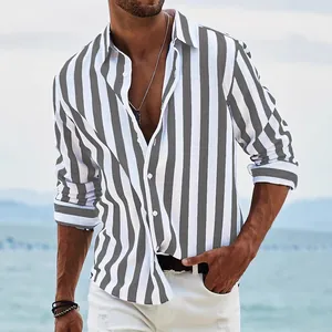 Heren casual gestreept shirt met lange mouwen in grijs en wit, losse pasvorm op model.