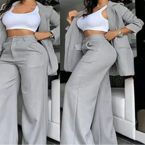 Vue détaillée d'un élégant tailleur gris pour femmes avec blazer et pantalon large