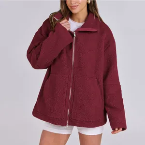 Dettaglio della giacca in pile sherpa bordeaux da donna con collo alto e cerniera
