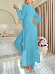 Elegante set a due pezzi a costine azzurro con top lungo spaccato e pantaloni slim