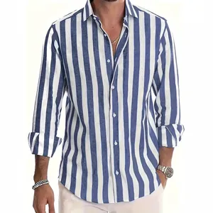 Gedetailleerd overzicht van heren casual overhemd met blauwe en witte verticale strepen.