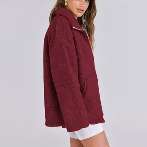 Profilo laterale di una donna con una calda giacca in pile color bordeaux