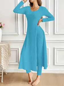 Elegante set due pezzi in maglia a coste blu chiaro con top a maniche lunghe e leggings abbinati.