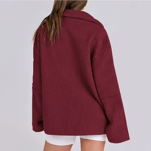 Vista posteriore della giacca in pile sherpa bordeaux con accogliente collo alto