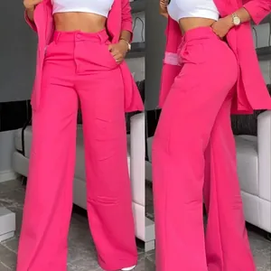 Élégant ensemble blazer rose et pantalon large pour femme, vue de face et de profil