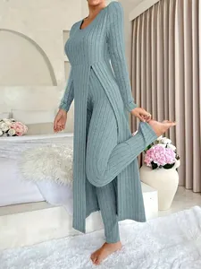 Dettaglio di un set in maglia a coste blu chiaro con top a maniche lunghe e spacchi laterali.