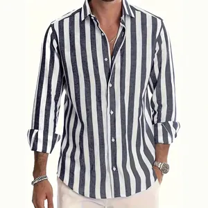 Detailweergave van een casual herenshirt met verticale strepen en opgerolde mouwen