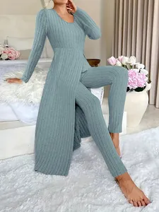 Completo lounge due pezzi in maglia a coste con top spaccato e leggings coordinati.