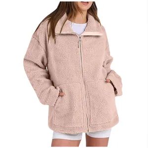 Dettaglio della giacca in pile sherpa rosa da donna con cerniera frontale e tasche