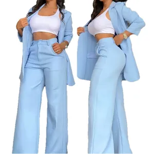 Ensemble tailleur deux pièces bleu clair élégant avec blazer à revers et pantalon large