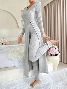 Elegante completo grigio a coste a due pezzi con top a maniche lunghe e leggings.