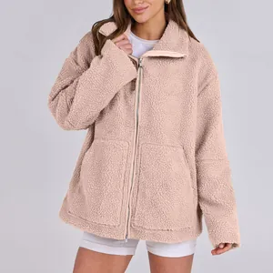 Dettaglio giacca in pile sherpa rosa con collo alto e chiusura lampo frontale