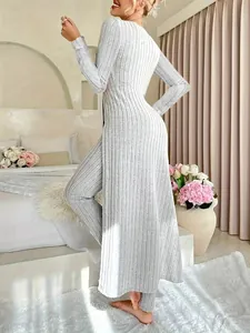 Elegante completo a due pezzi a coste grigio con scollo rotondo e spacco laterale