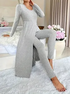 Primo piano di un set grigio a coste con tunica a maniche lunghe e leggings
