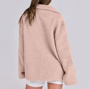 Vista posteriore dettagliata di una comoda giacca in pile rosa da donna, collo alto.
