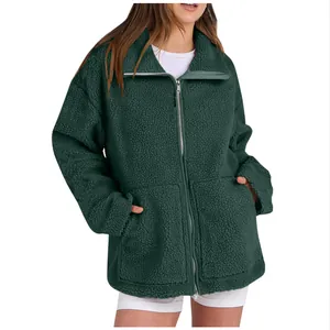 Vista dettagliata della giacca in pile sherpa verde scuro da donna con collo alto e zip