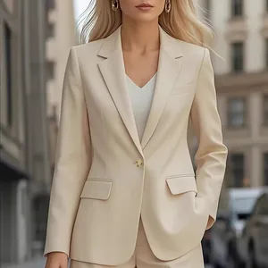 Elegante blazer beige de un solo botón para mujer en un entorno urbano profesional.