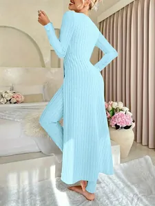 Vista laterale del set a coste azzurro con spacchi alti e leggings coordinati per donna