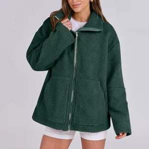 Dettaglio di una giacca in pile sherpa verde scuro con collo alto e cerniera