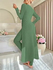Vista laterale del completo verde a coste con top a spacco alto e leggings coordinati