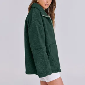 Dettaglio profilo di una giacca in pile sherpa verde scuro da donna con collo alto