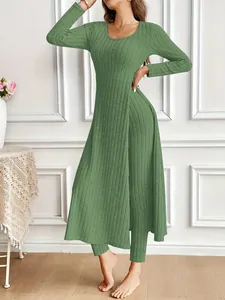 Set a due pezzi a coste verde salvia con top a maniche lunghe a spacco e leggings