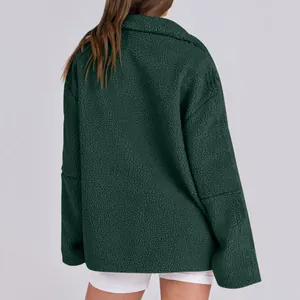 Vista posteriore della giacca sherpa verde scuro da donna in pile teddy