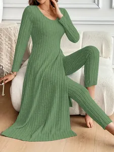 Vista dettagliata del set verde a costine con top a maniche lunghe spaccato e leggings