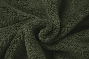 Detaillierte Makroansicht der hochwertigen dunkelolivgrünen Sherpa-Fleece-Textur