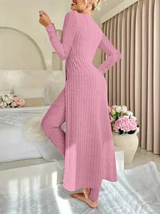 Vista posteriore dettagliata del set a due pezzi in maglia a coste rosa con spacco