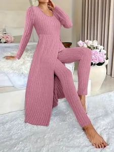 Completo due pezzi da donna in maglia a coste rosa con top a maniche lunghe e pantaloni.