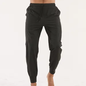Vue détaillée du pantalon de jogging de sport à séchage rapide en tissu gris foncé