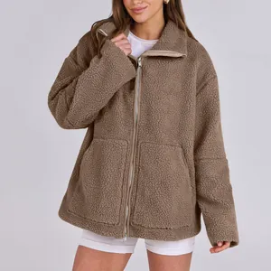 Giacca da donna in pile sherpa marrone con collo alto e zip integrale.