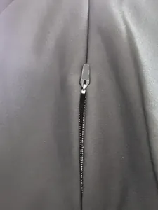 Nahaufnahme des halben Reißverschlusses an einem schwarzen Sport-Sweatshirt mit Textur