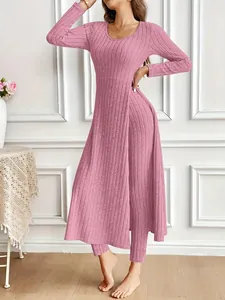 Elegante completo due pezzi in maglia a coste rosa antico con dettaglio spacco laterale