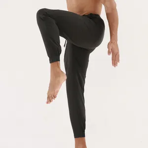 Gros plan de pantalon de sport homme à séchage rapide montrant l'élasticité