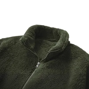 Detailaufnahme einer dunkelgrünen Herren-Fleecejacke mit Reißverschluss und weichem Kragen.