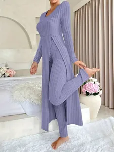 Completo a due pezzi in maglia a coste lavanda con maglia con spacco e pantaloni abbinati.