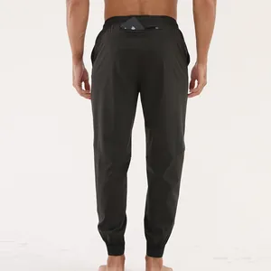 Vue arrière détaillée d'un pantalon de sport pour homme avec poche pour téléphone