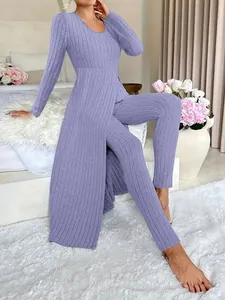 Dettaglio della maglia a coste lavanda e dell'orlo lungo con spacco del set a due pezzi