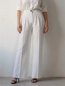 Vista frontale di pantaloni da completo bianchi a vita alta con gamba larga e drappeggio
