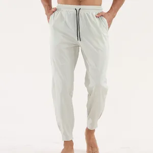 Détail de ce pantalon de sport pour homme à séchage rapide avec taille à cordon réglable