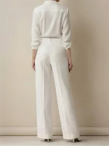 Vista posteriore di eleganti pantaloni da completo bianchi a vita alta e gamba dritta.