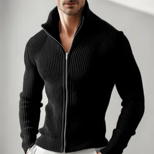 Primo piano del cardigan in maglia a coste nere con collo alto e zip