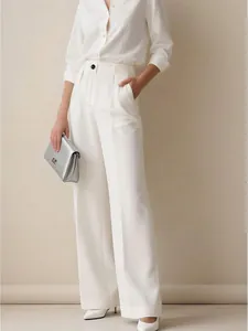 Eleganti pantaloni bianchi a vita alta e gamba larga, look professionale minimalista