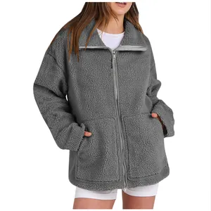 Dettaglio giacca grigia in pile sherpa per donna con zip e grandi tasche frontali
