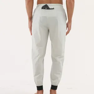 Vue arrière d'un pantalon de sport pour hommes avec poche arrière zippée fonctionnelle