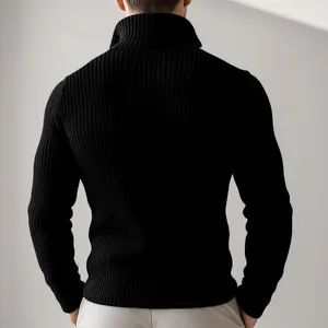 Vista posteriore della trama di un cardigan da uomo in maglia a coste nero con collo alto