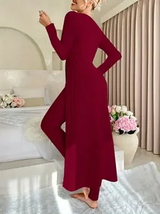 Vista laterale dettagliata del set in maglia a coste bordeaux con top a fessura e leggings