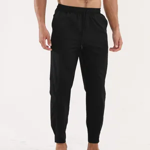 Vue de face du pantalon de sport noir à séchage rapide pour homme avec cordon de serrage.